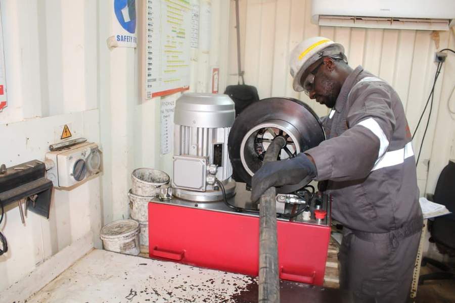 Atelier de confection de flexibles hydrauliques sur mesure